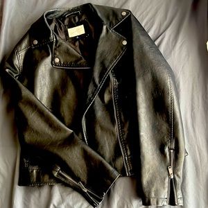 Leather jacket for women. Zipper sleeves. Form fitting.